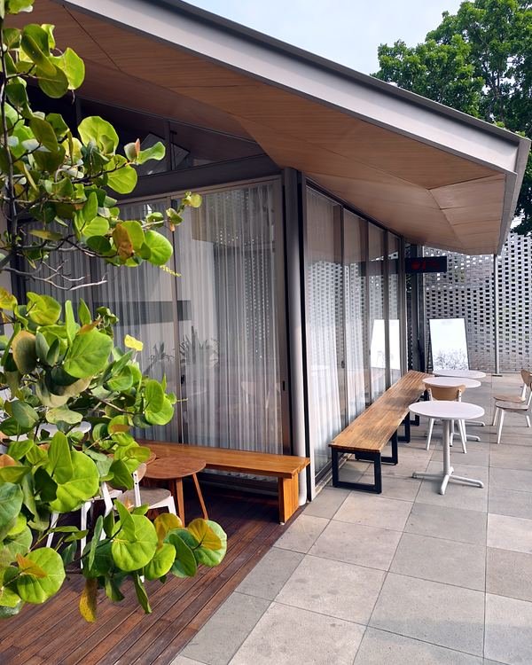 Ruang tunggu outdoor, menyatu dengan kafe